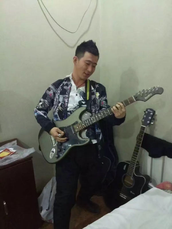 小吉他的第一张照片--新乡相亲服务中心