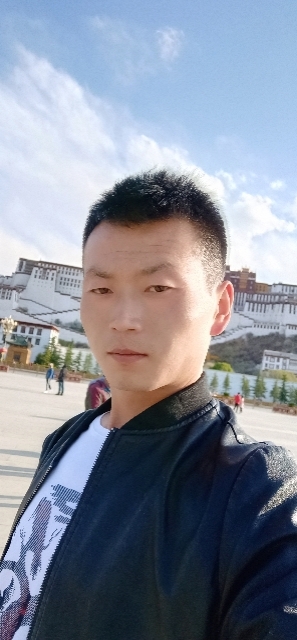 阳光下的小草的第一张照片--新乡相亲服务中心