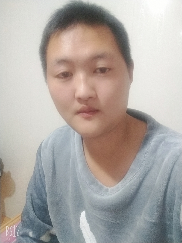 烟圈里透着伤的第二张照片--新乡相亲服务中心